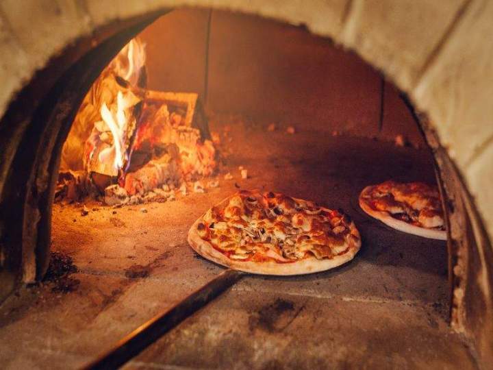 Découvrez nos savoureuses pizzas artisanales pétries à la main.